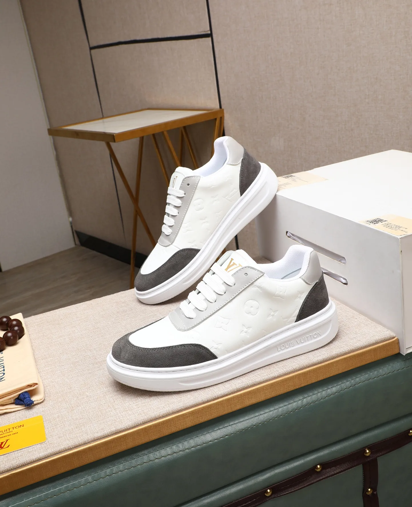 Men's shoes 💰540 📛📛【LOUIS VUITTON】Louis Vuitton new product👟Milan fashion catwalk style🇰🇾🇰🇾LV family logo, celebrity style, a must-have for fashionistas⚠️Classic presbyopia flower➕Water-dyed cow lining➕Special outsole👞Number 38-44 (45 46 custom-made)